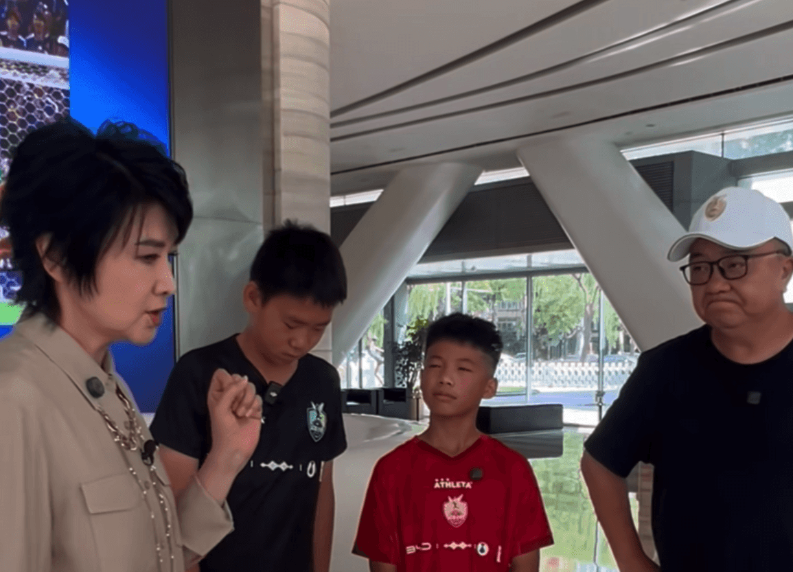 吴小莉采访中国足球小将：期待2034年一起奔赴世界杯