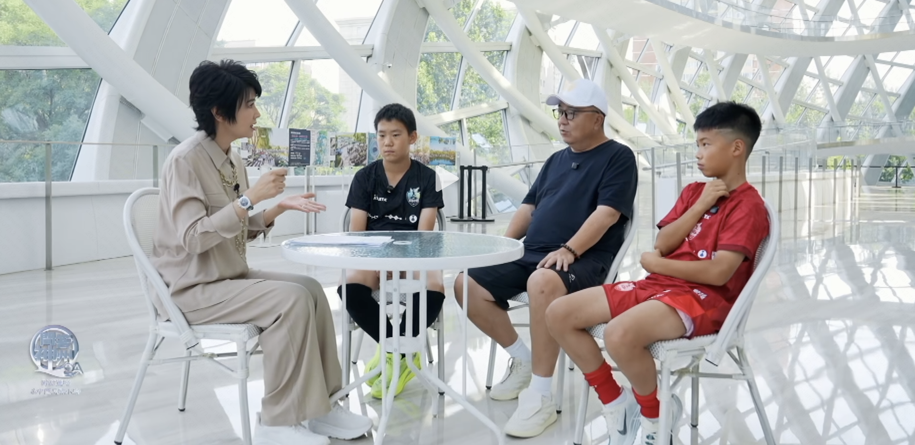 凤凰卫视《问答神州》专访董路:谈中国足球小将与青训信心